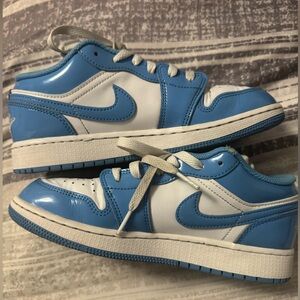 Nike Jordan 1 Low SE Legend Carolina Blue White Sneaker size 4y